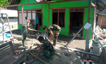 TMMD Bojonegoro, Anggota Satgas Terus Kebut Perbaikan Rumah Aladin